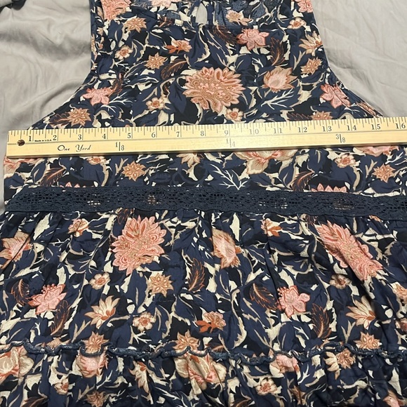 American Eagle sz medium navy floral sleeveless top - Picture 3 of 5